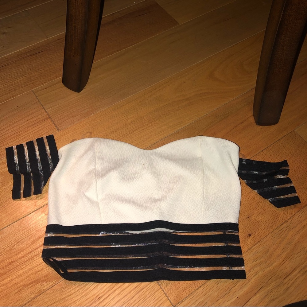 White & Black short sleeve crop top. Brand: A’gaci. Size: Medium